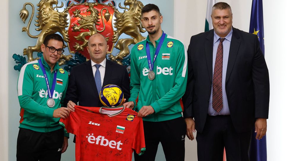 Президентът Радев връчи плакети на световните вицешампиони: Успехът ви е грандиозен! Обединихте България