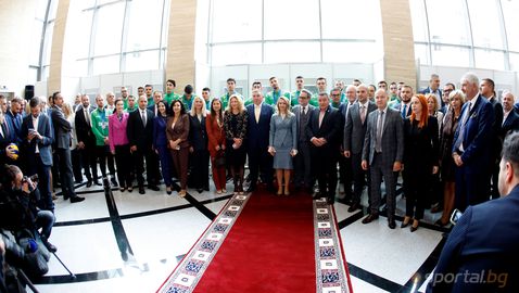 Депутатите аплодираха волейболните герои в Парламента