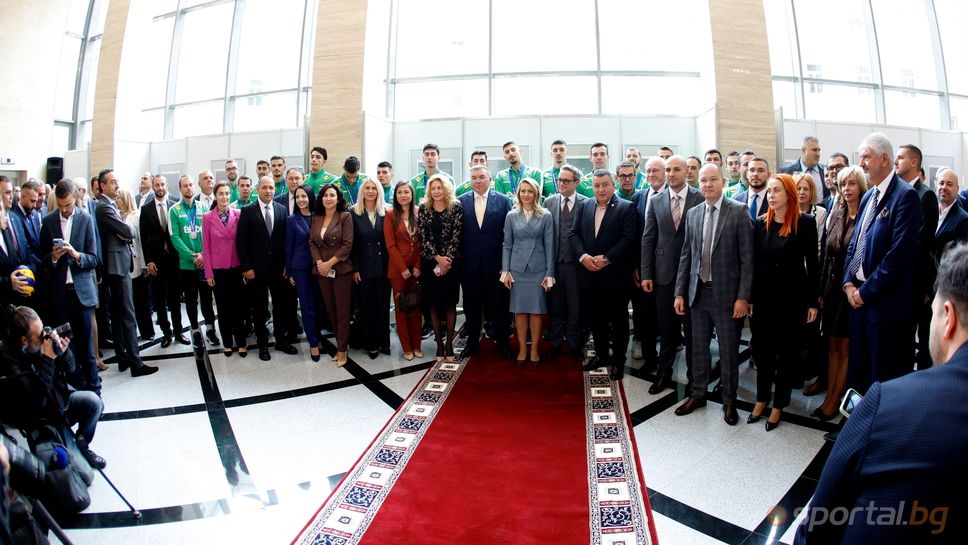 Депутатите аплодираха волейболните герои в Парламента