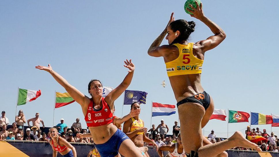 Шорти заменят бикините в женския плажен хандбал