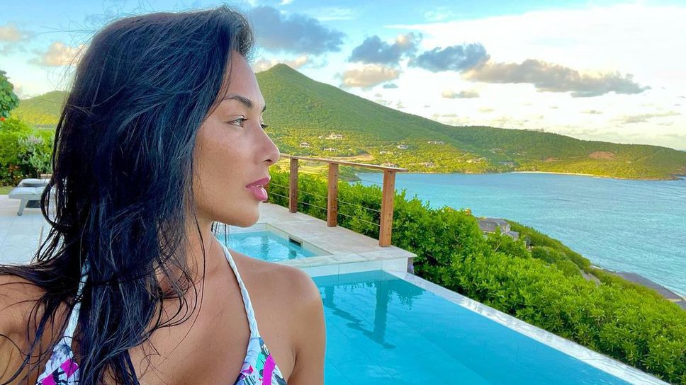 Бившата на Гришо не пропусна да покаже голямото си деколте