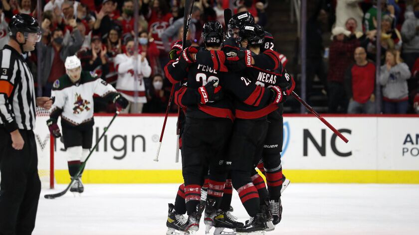 Каролина продължава с перфектния си старт  в НХЛ