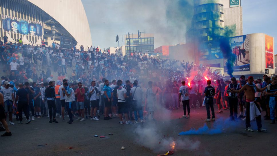 Феновете на Марсилия събудиха играчите на Тотнъм с фойерверки