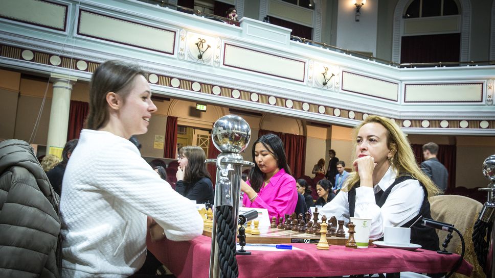 Антоанета Стефанова поведе в класирането на Grand Swiss Tournament, Чепаринов също с победа