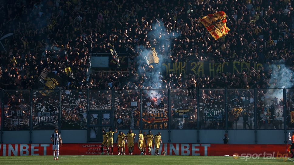 Вижте как играчите на Ботев празнуват бурно на "Лаута" след прекратения мач с Локо (Пд)