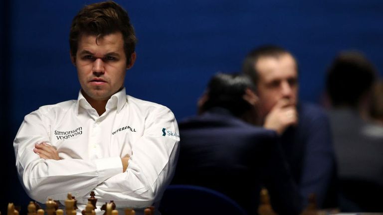 Пето последователно реми в мача за световната титла по шахмат между Карлсен и Непомнящи