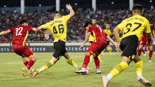 Борусия (Дортмунд) загуби в контрола от националния отбор на Виетнам
