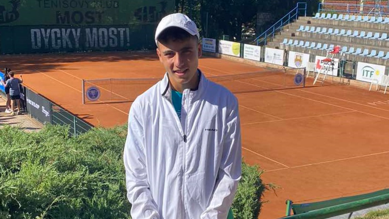 Младите български тенисисти Иван Иванов и Рая Коцева се класираха