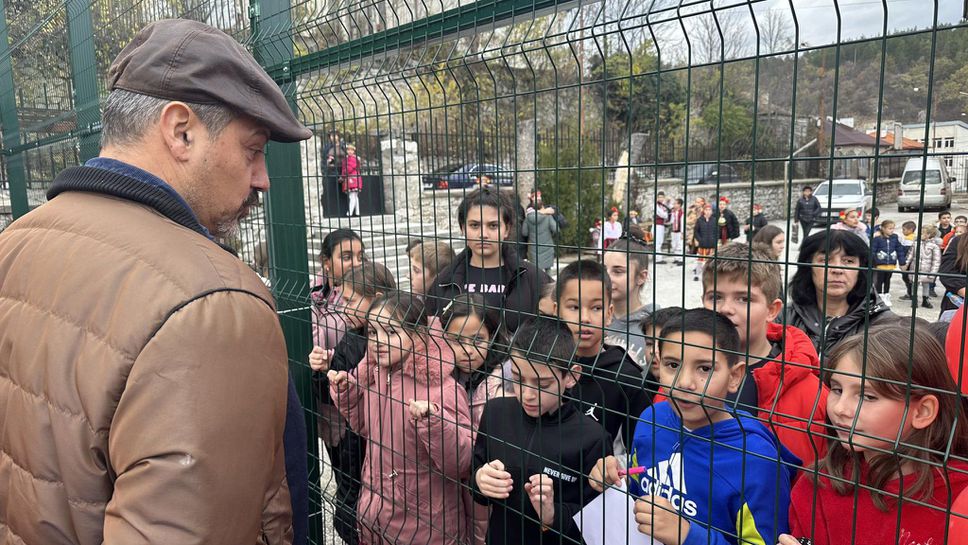 В Белово откриха реновирано игрище с програмата "С волейбол на училище"