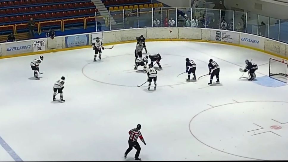 Федерацията по хокей на лед спря правата на скандалния рефер Василий Василев