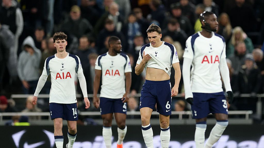 В Тотнъм са провели специална среща след трите поредни загуби и освиркванията от трибуните