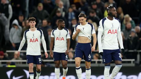 В Тотнъм са провели специална среща след трите поредни загуби и освиркванията от трибуните