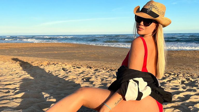 Аржентинската красавица Уанда Нара, посрещна новата година на плажа. Тя