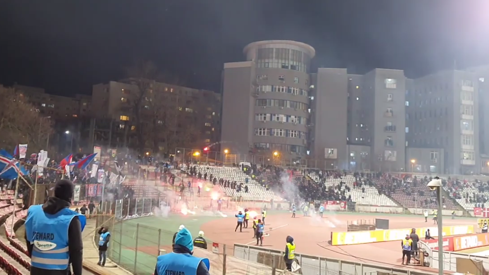 Напрежение по трибуните по време на дербито между ФКСБ и Динамо (Букурещ)