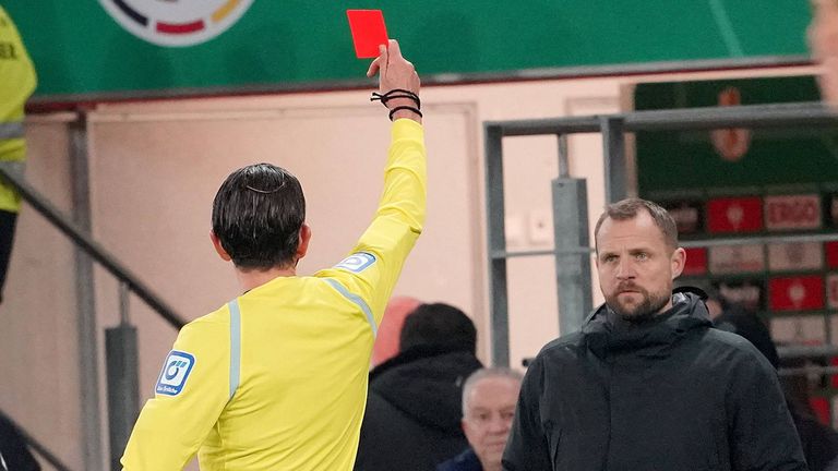 Футболният рефер Дениз Айтекин обясни че е показал червен картон