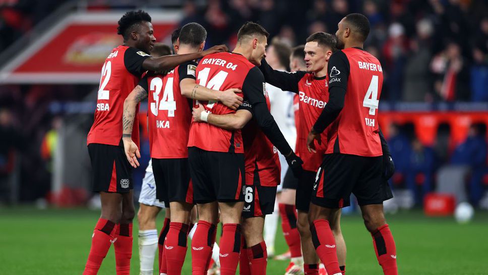 Байер спечели спокойно и продължава да поддържа напрежението над Байерн