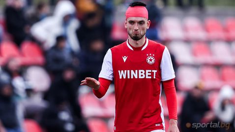 Кървав дебют за Лапеня с червената фланелка