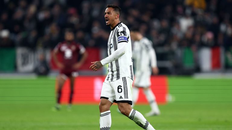 Защитникът на Ювентус Данило преподписа договора си с клуба до