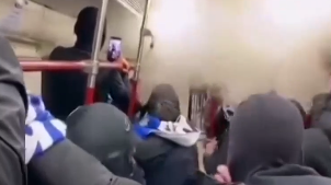 Фенове на Левски пръскали с пожарогасител в пълен вагон в метрото