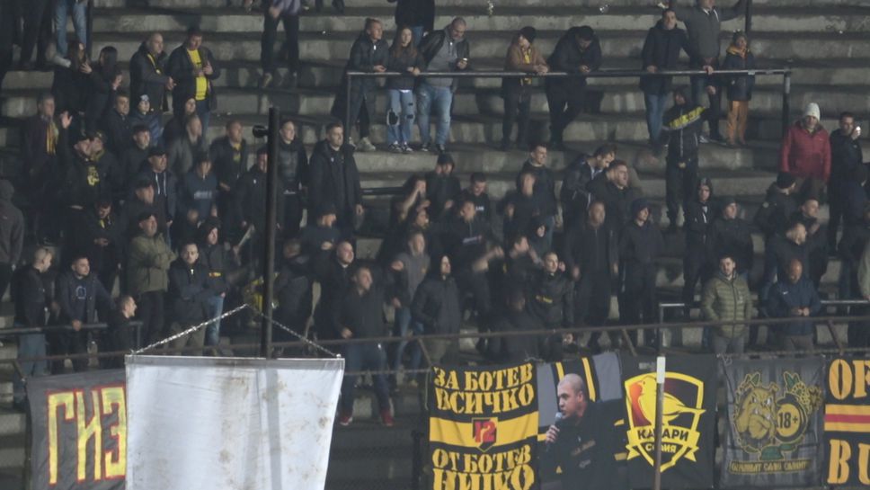 Жълта димка и радост за канарите след гола на Ботев срещу Славия