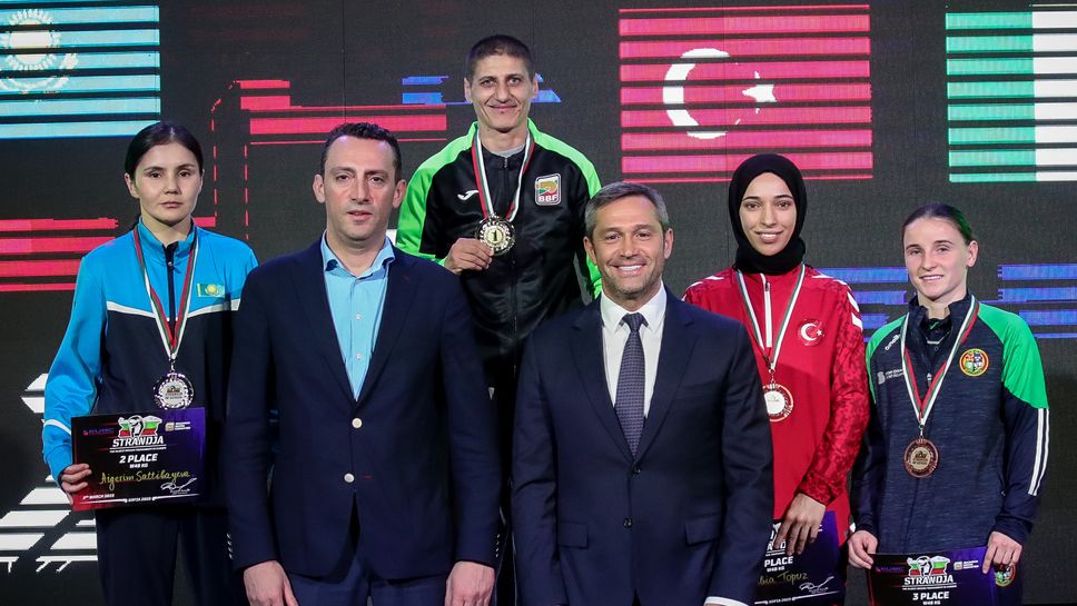 Министърът на младежта и спорта Иван Пешев награди Севда Асенова и Златислава Чуканова