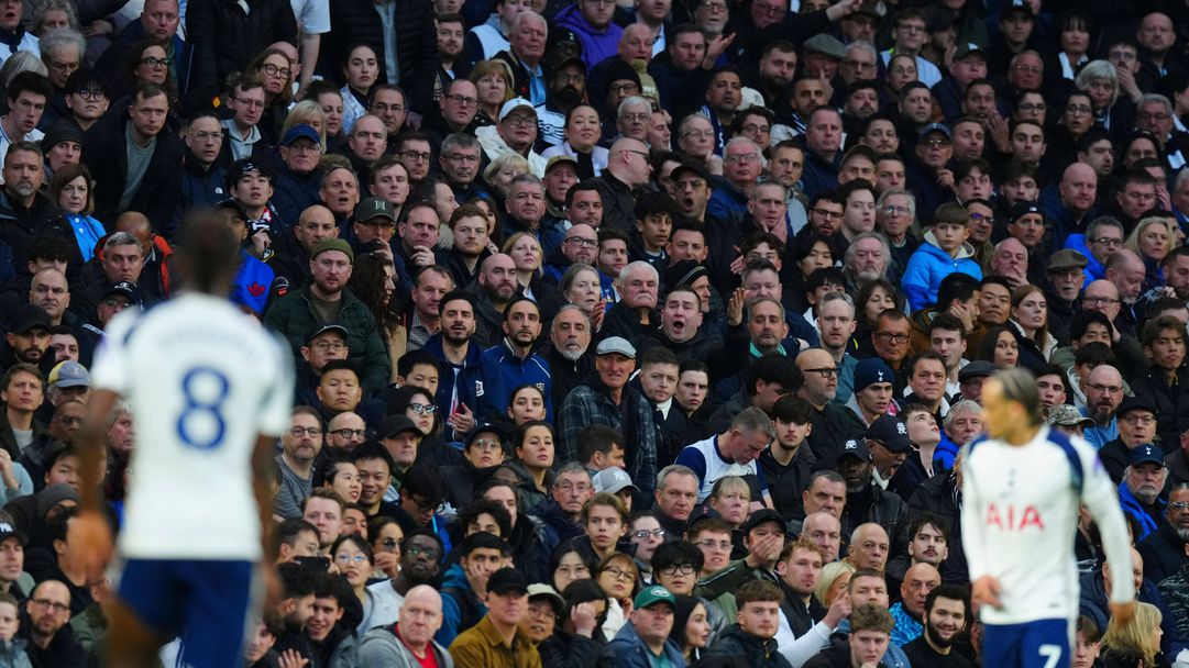 Тотнъм е глобен заради расистко или дискриминационно поведение на фенове във Франкфурт