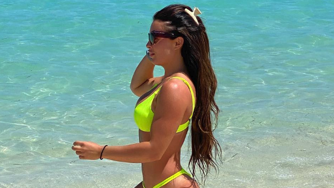 Секси кечистка привлича погледите по бански