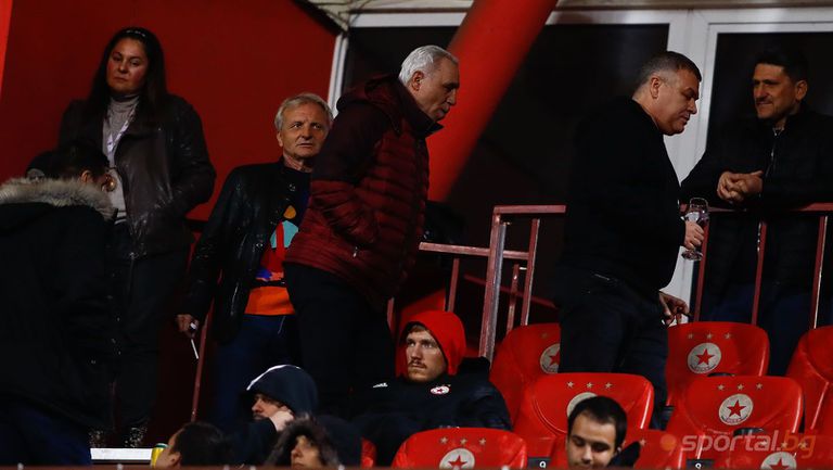 Най големият български футболист Христо Стоичков мина като хала покрай репортерите