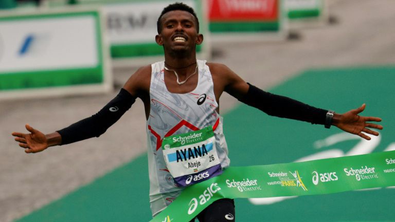 20 годишният етиопец Абеже Аяна спечели маратона на Париж като завърши