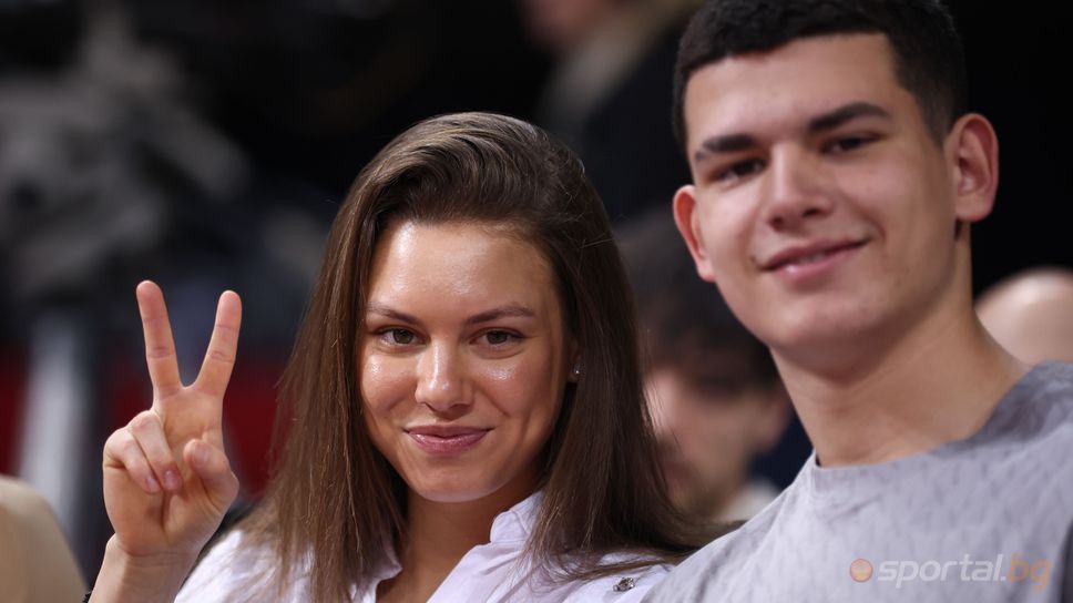 На живо от "Арена София": Лора Христова е в залата