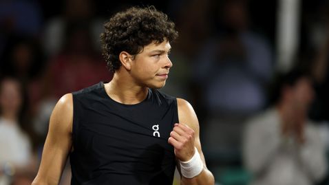 Водачът в схемата Бен Шелтън наниза 21 аса и се класира за четвъртфиналите в Хюстън