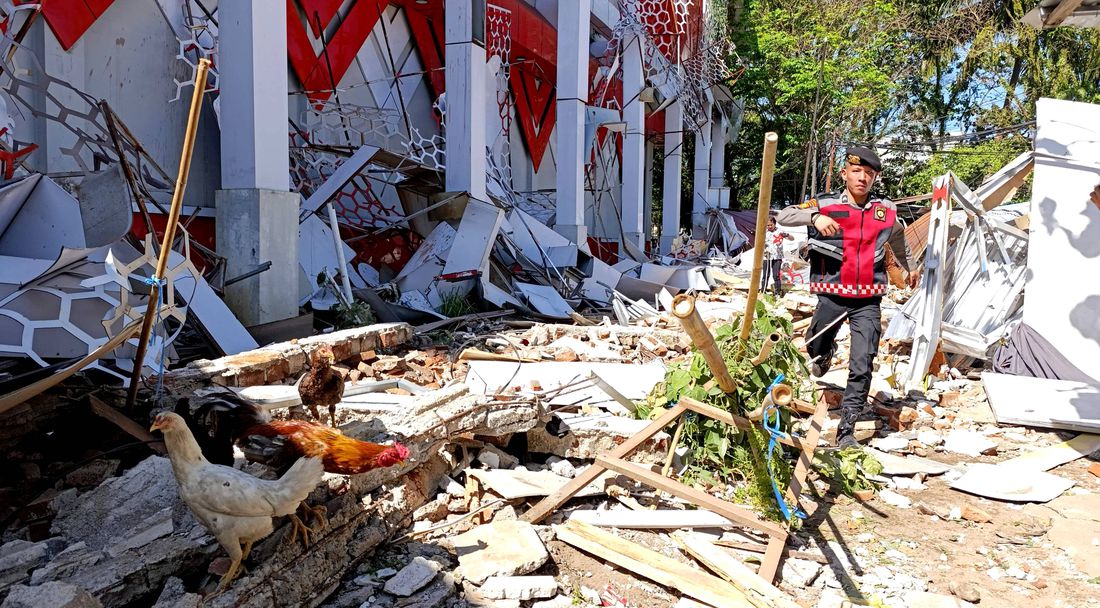 Земетресение от 7.4 удари Индонезия дни след напускането на националния ни отбор