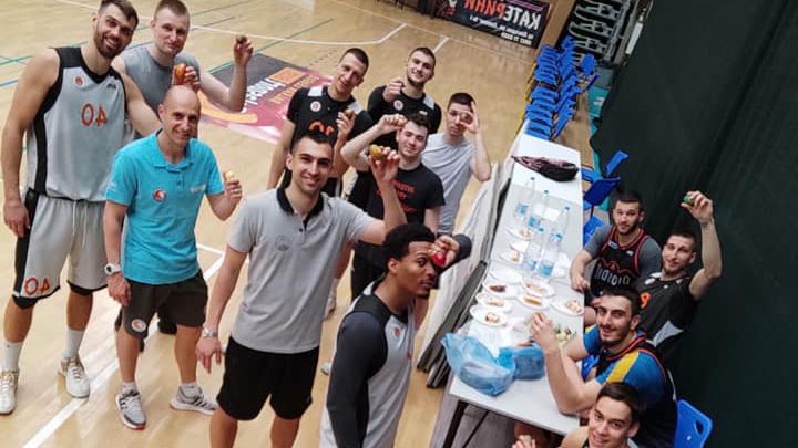 Академик посрещна Великден от залата