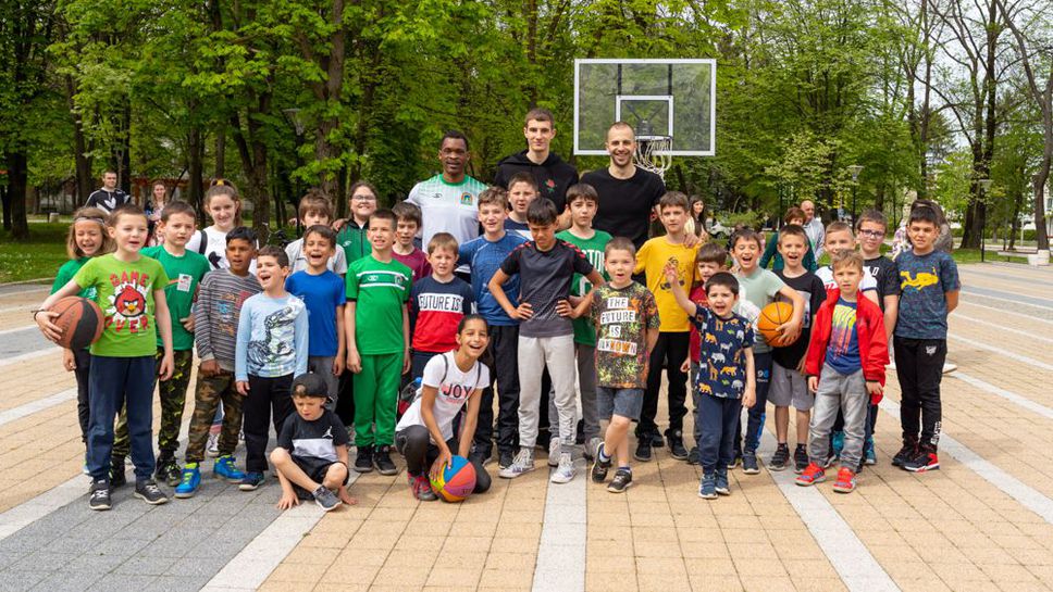 Играчите на Балкан дадоха ценни съвети на децата в Ботевград