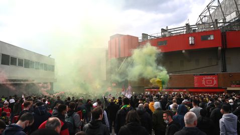 Отложиха дербито между Ман Юнайтед и Ливърпул след протест на феновете