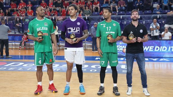 Крисчън Джоунс получи наградата си от Балканската лига