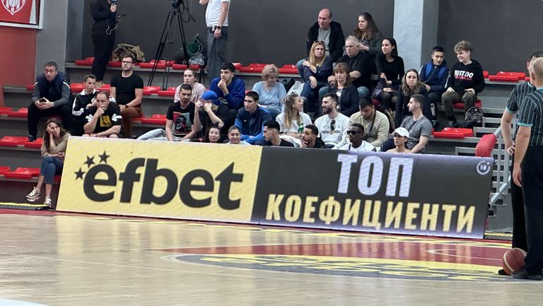 Трима футболисти на Левски се появиха в залата на ЦСКА