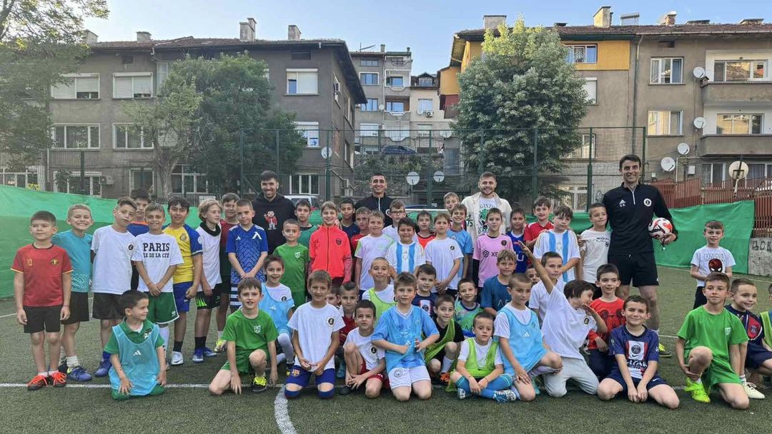 Футболисти на Пирин зарадваха децата от Академия Дюлгеров