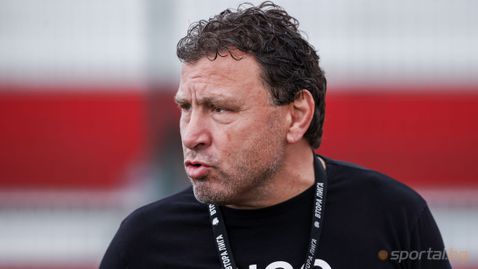  Вили Вуцов куфее на стадиона в Унгария 