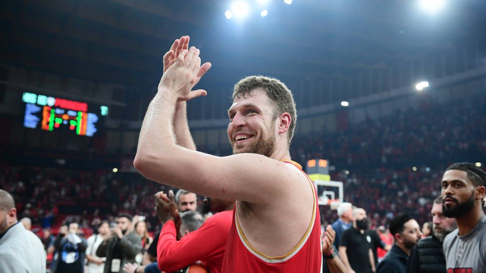 Олимпиакос надделя по драматичен начин в четвъртия мач от серията