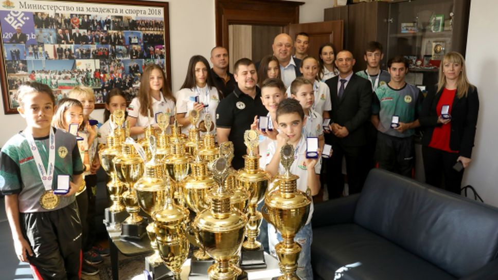 Министър Кралев награди медалистите от Европейскoто по кикбокс за деца, юноши и девойки