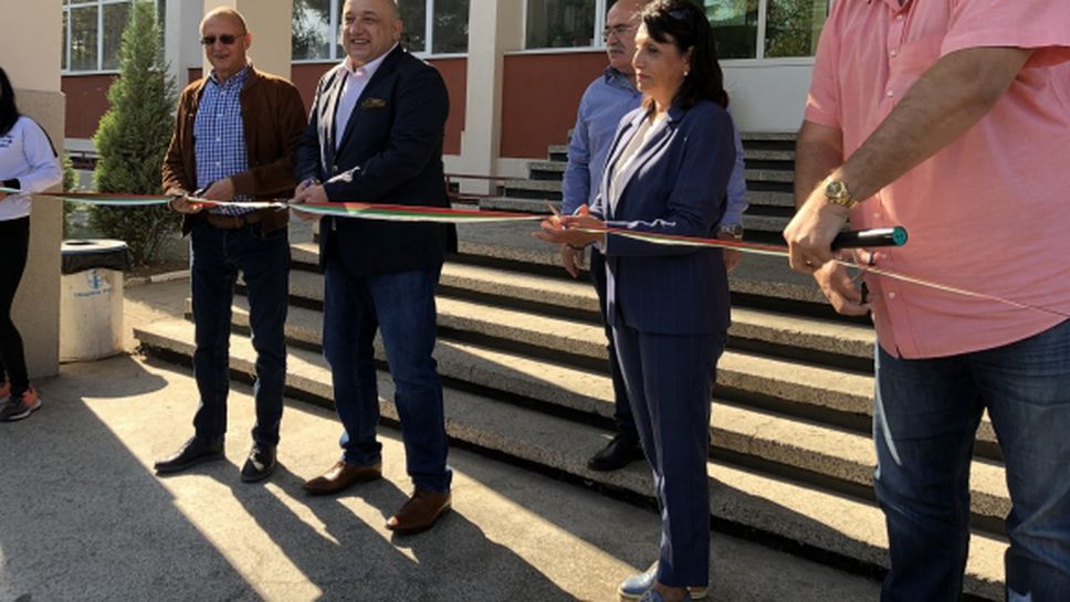 (АРХИВ) Министър Кралев откри ремонтираното спортно училище в Русе и обеща нови зали за бокс и щанги