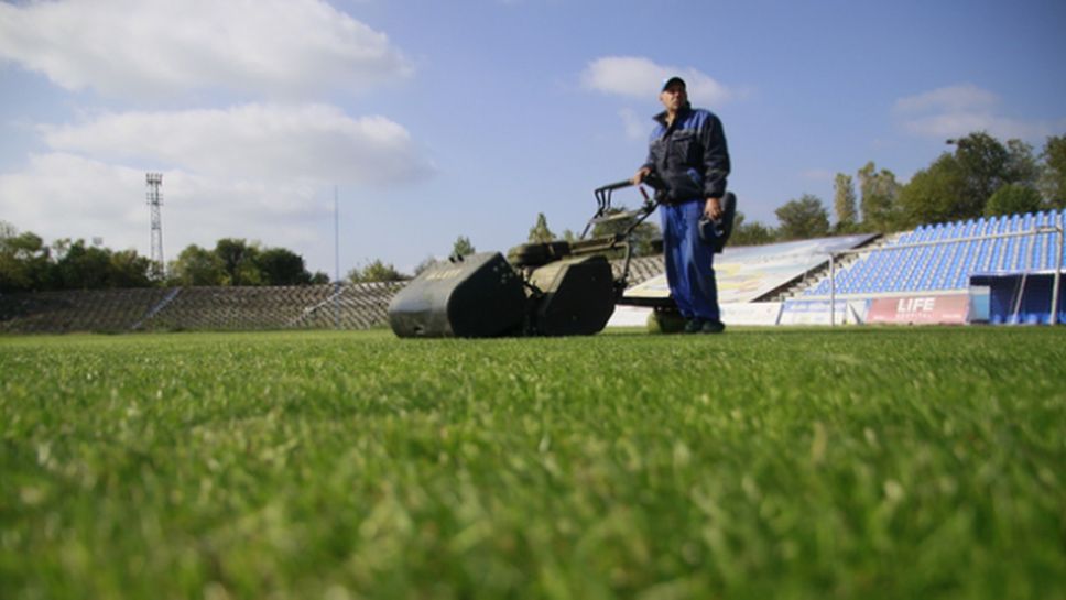 Новата тревна настилка на стадион Черноморец като тази на Ман Сити
