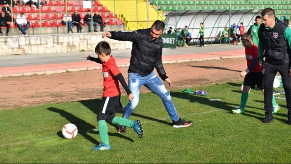 Божинов и Домовчийски поиграха с деца във Враца
