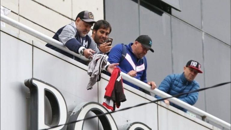 Марадона танцува на балкона преди мач в Аржентина (видео)