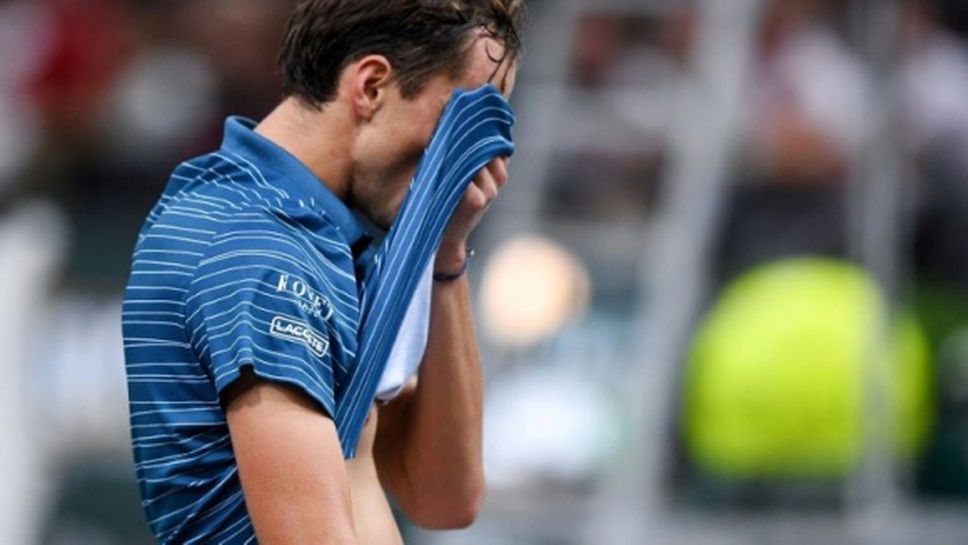 Изнервен Медведев отпадна в "Берси"