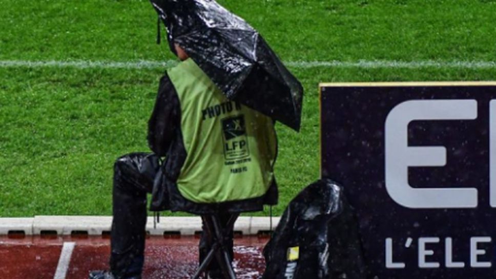 Пороен дъжд отложи мач от Лига 1