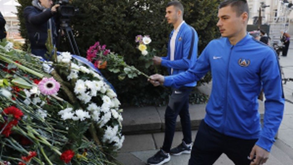 Футболистите на Левски поднесоха цветя на паметника на Апостола