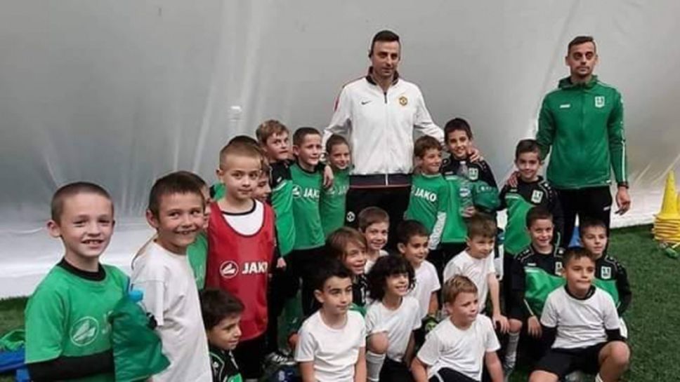Бербатов зарадва малки футболисти