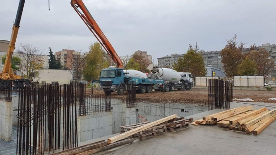 Пристигна бетонът за "Колежа", поръчан от фирма "Запрянови"